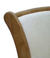 деревянный стул с тканевой обивкой
